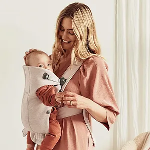 Рюкзак-переноска для новонароджених BabyBjörn Mini Світло-бежевий synthetic.ua - Фото 1