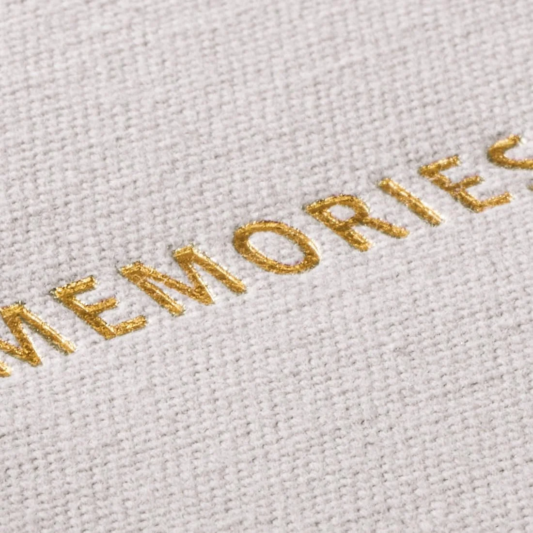 Фотоальбом Hama Memories Книга для самостоятельного оформления, 50 черных страниц, 25 x 25 см, тканевая обложка с золотым тиснением, серый, фото №3 Фотоальбом Hama Memories Книга для самостоятельного оформления, 50 черных страниц, 25 x 25 см, тканевая обложка с золотым тиснением, серый, фото №3