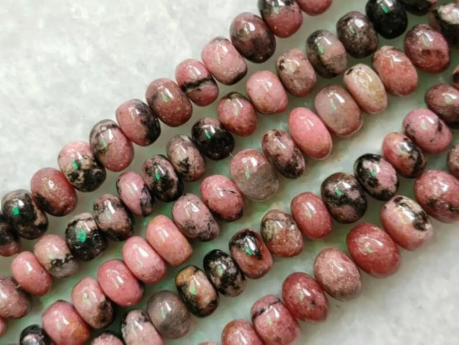 Круглі гладкі намистини з родоніту 6.5-7 мм, нитка довжиною 25 см для намиста та браслета, фото №1