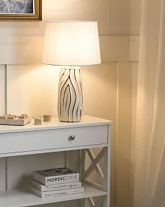 Настільна лампа Beliani Patuca Керамічна Тканинний абажур Білий/Золотистий synthetic.ua - Фото 1