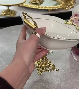 Блюдо на золотой изысканной ножке 23х23 см с ручками synthetic.ua - Фото 1