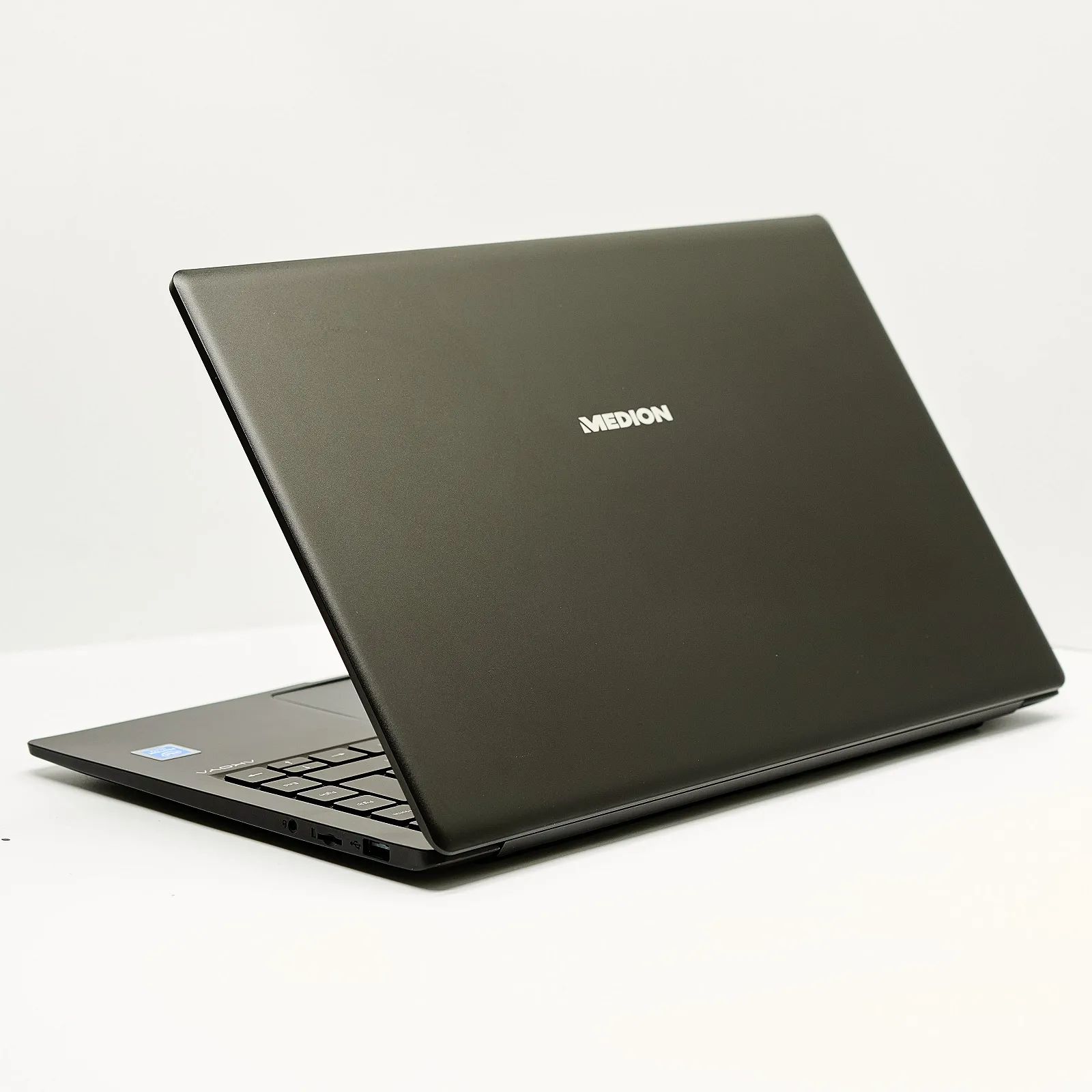 Ноутбук 14" Medion (Lenovo Group) Akoya E4251 | Чотириядерний Intel | RAM DDR4 8 ГБ | SSD 128 ГБ | Intel Graphics | Металевий корпус | Ультрабук | AKБ до 8 годин | Win10 (5103), фото №6