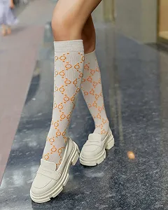 Бежеві гольфи нижче коліна з малюнком для дівчини - Фото 1