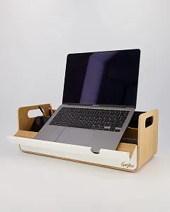 Подставка для ноутбука деревянная Gustav XL с органайзером. Портативная, эргономичная, включает держатель для мобильного телефона и фетровый отсек - Фото 1