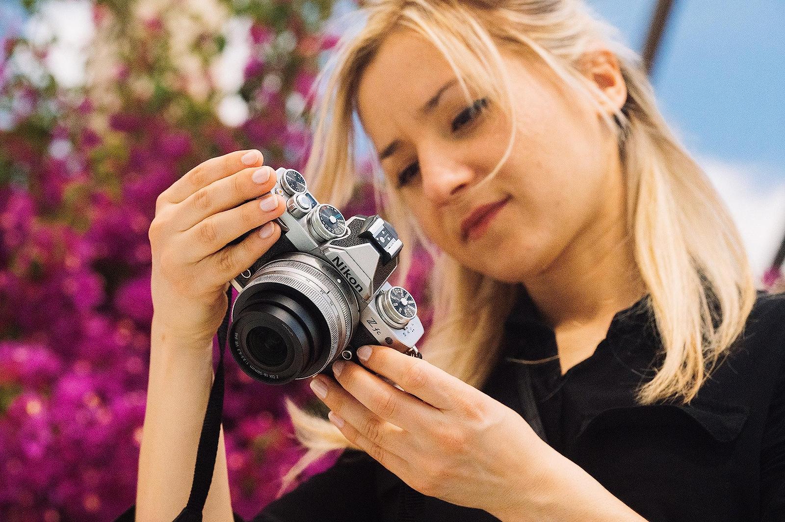 Фотоаппарат Nikon Z fc Kit Z DX 16-50 mm 1:3.5-6.3 VR Silver Edition (20.9 Мп, OLED видоискатель с 2.36 миллионами пикселей, 11 кадров в секунду, гибридный AF с помощником фокусировки, ISO 100-51.200, 4K UHD видео), фото №7