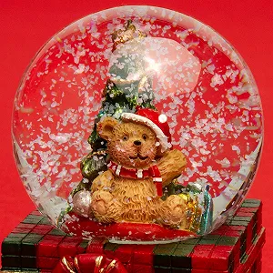 Маленький стеклянный декоративный снежный шар SIKORA SK08 Медведь с елкой, рождественское украшение, диаметр 45 мм. synthetic.ua - Фото 1