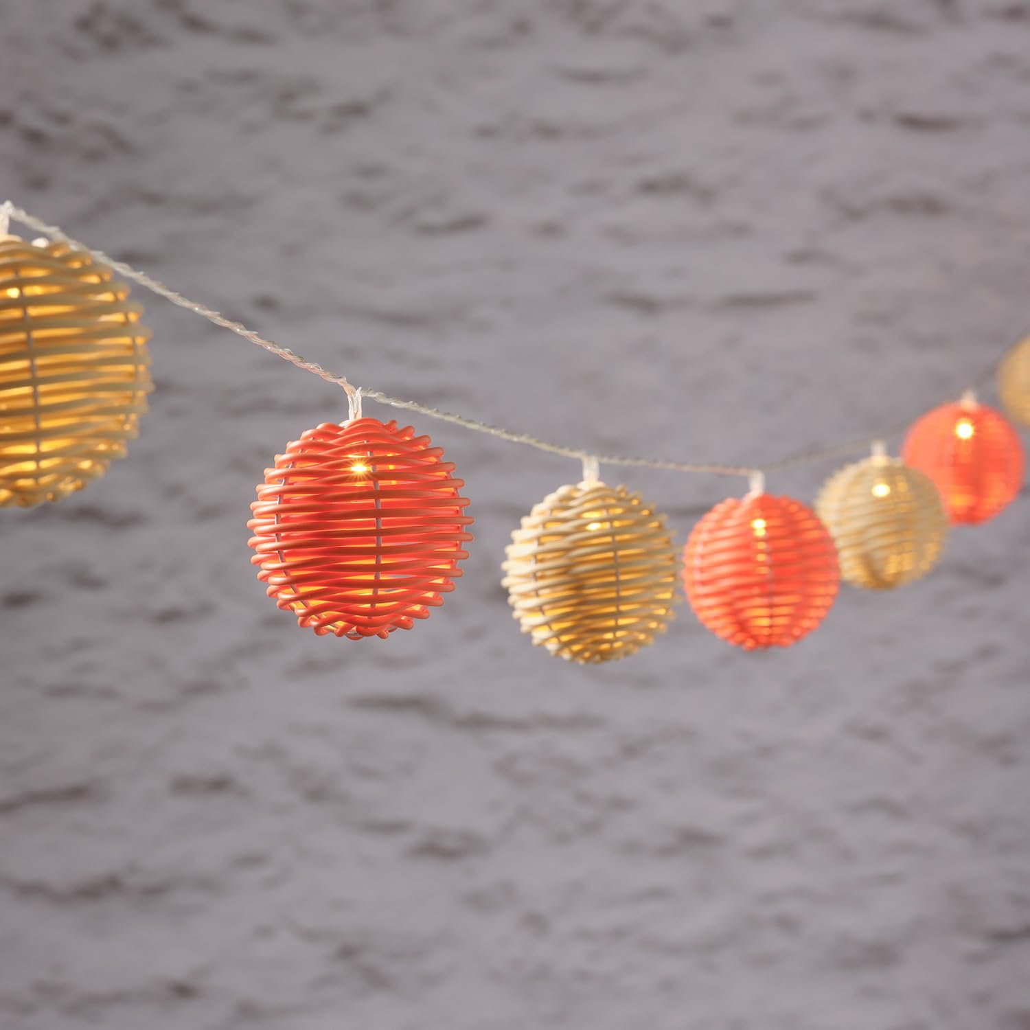 Гирлянда Lights4fun 10 LED Solar Fairy Lights, шары из ротанга, оранжевый и бежевый, теплый белый, фото №2