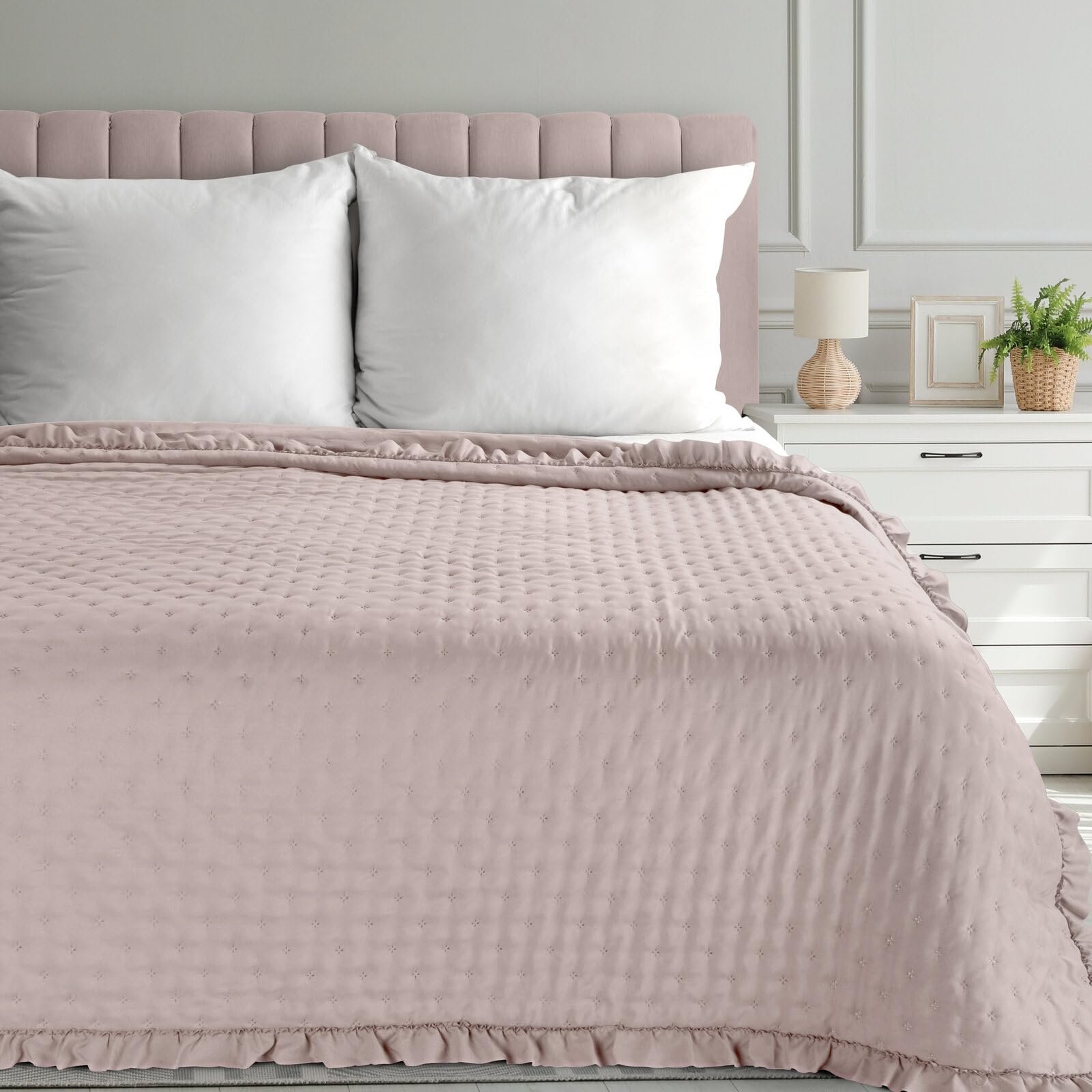 Покрывало Eurofirany Libi 3 Стильное с рюшами 170 x 210 см Розовый, фото №1 Покрывало Eurofirany Libi 3 Стильное с рюшами 170 x 210 см Розовый, фото №1