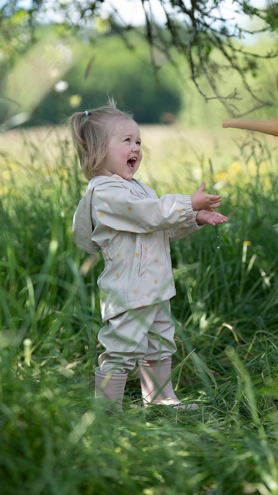 Дождевик Sterntaler Wolken для детей, водонепроницаемый, для девочек, со сварными швами, капюшоном и светоотражающими деталями, фото №7
