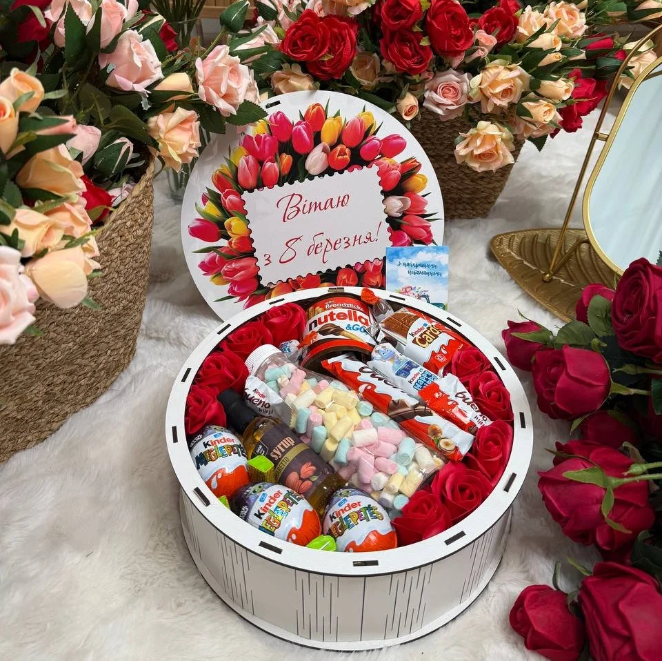 Бокс солодощів для дівчини в деревʼяній коробочці З 8 березня, фото №1