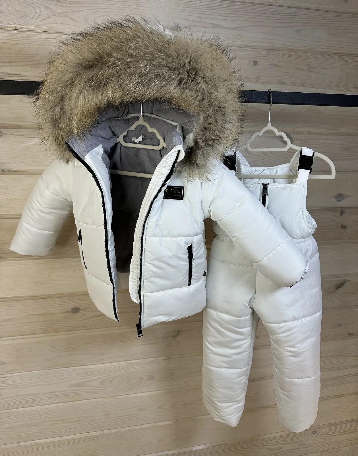 Зимовий комбінезон дитячий 86-134 р: куртка з натуральним хутром та штани білий, фото №2 Зимовий комбінезон дитячий 86-134 р: куртка з натуральним хутром та штани білий, фото №2