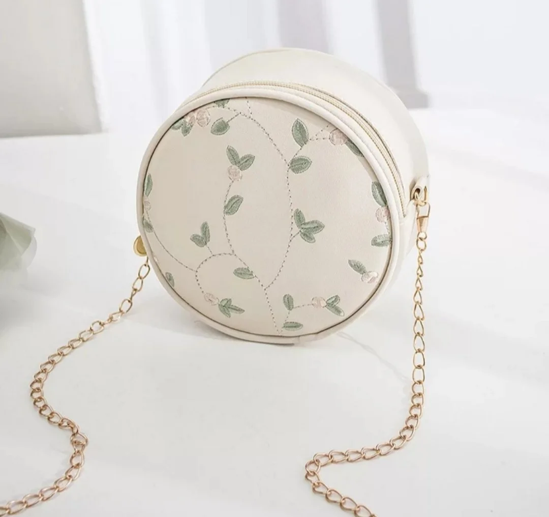 Модна біла жіноча міні-сумка з вишивкою, фото №1