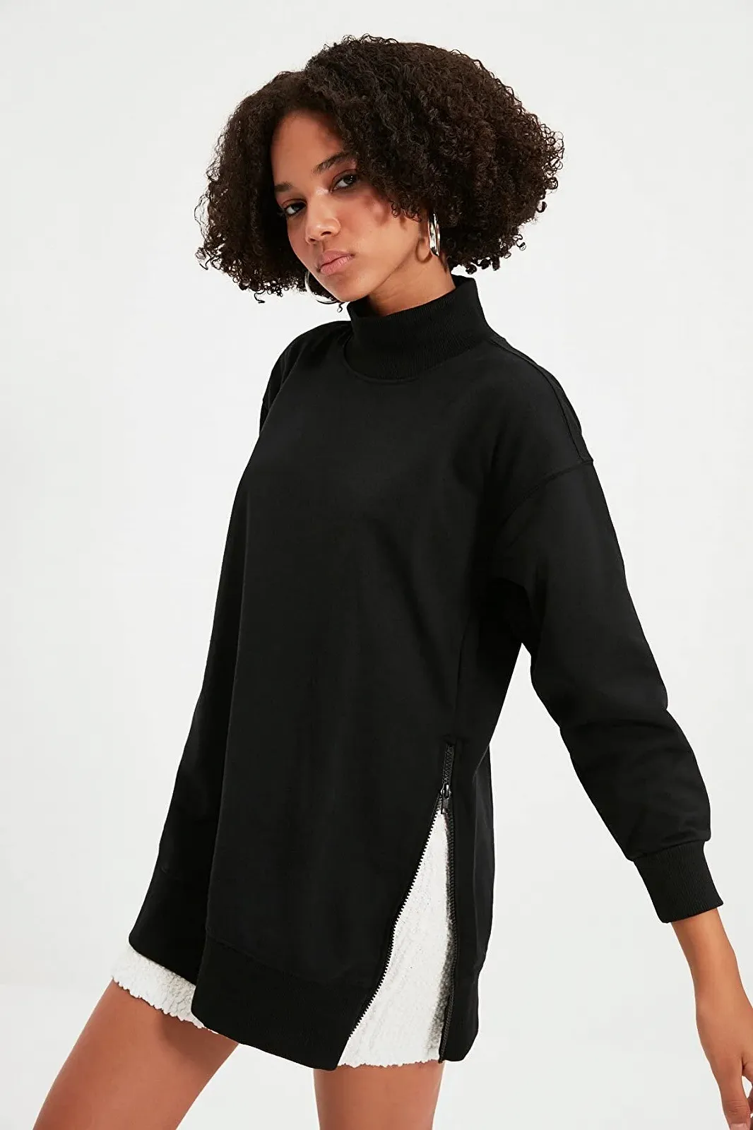 Жіночий світшот Trendyol Oversize, однотонний, з коміром-стійкою, фото №3 Жіночий світшот Trendyol Oversize, однотонний, з коміром-стійкою, фото №3