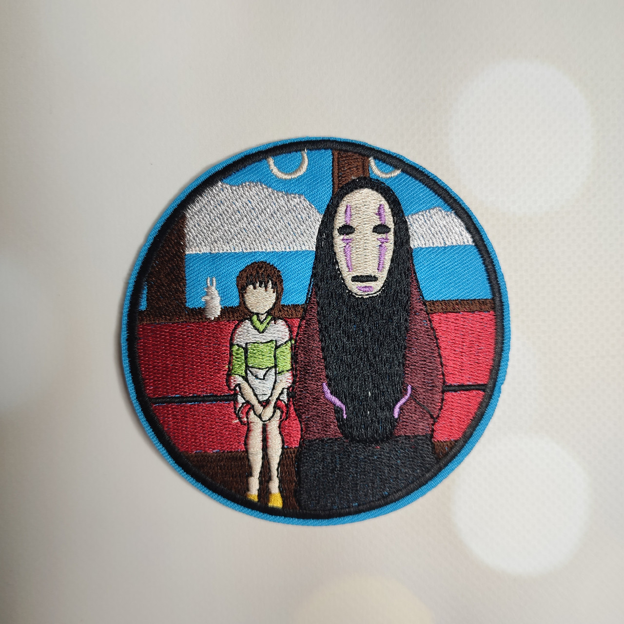 Нашивка патч Унесенные призраками Тихиро Огино и Безликий Бог Каонаси, фото №2 Нашивка патч Унесенные призраками Тихиро Огино и Безликий Бог Каонаси, фото №2