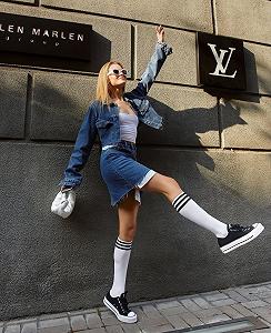 Белые демисезонные гольфы ниже колена с черными полосками для девушки synthetic.ua - Фото 1