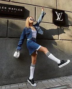 Білі демісезонні гольфи нижче коліна з чорними смужками для дівчини synthetic.ua - Фото 1