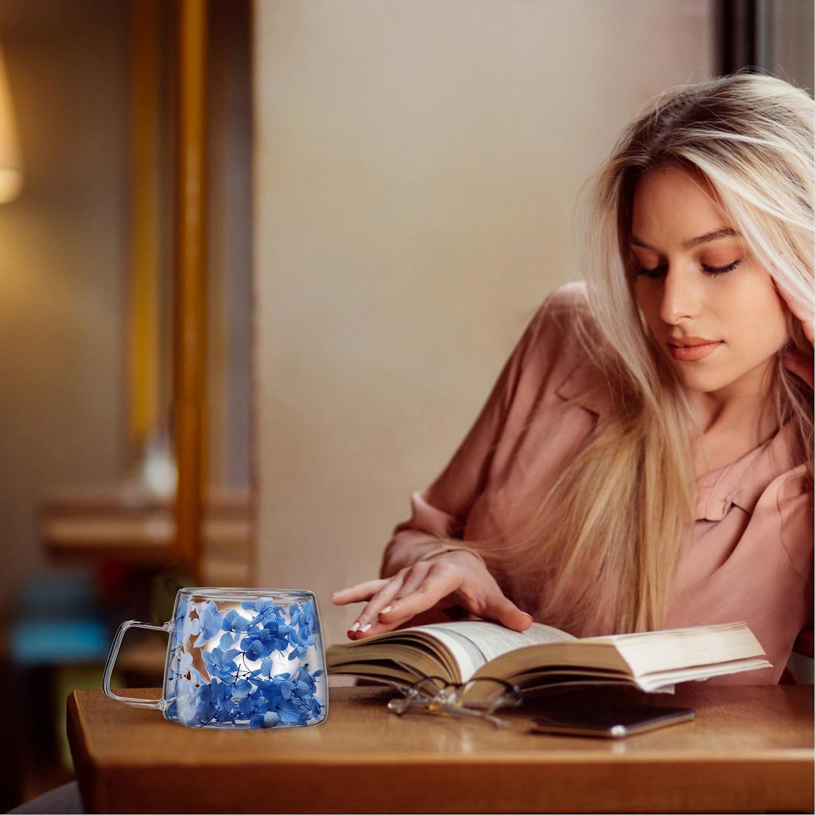 Скляна кавова чашка з квітами всередині, креативна двошарова склянка з сухоцвітами 200 мл, фото №2