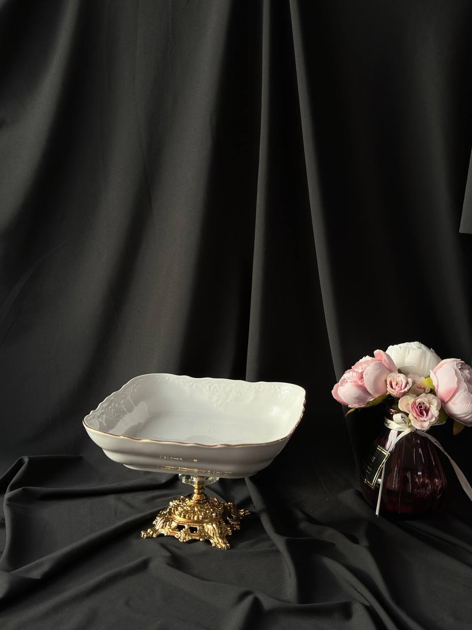 Тарілка на золотій ніжці глибока 24х24 см порцеляна, фото №1 Тарілка на золотій ніжці глибока 24х24 см порцеляна, фото №1