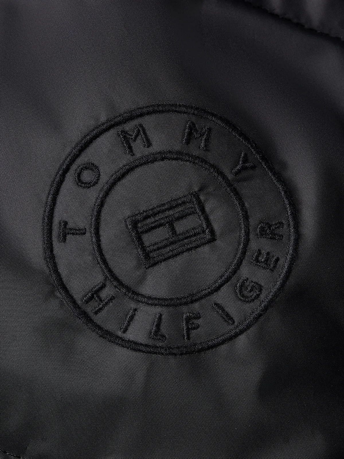 Пальто Tommy Hilfiger Зимове стьобане на пуху з поясом, фото №4 Пальто Tommy Hilfiger Зимове стьобане на пуху з поясом, фото №4