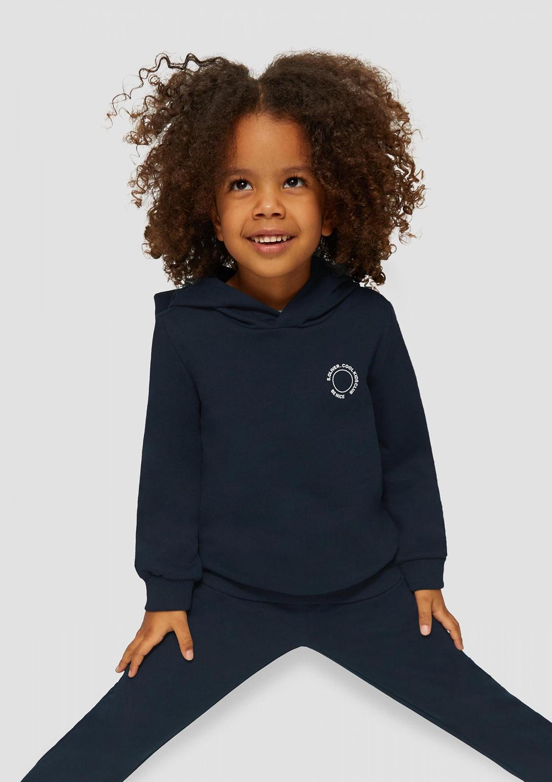Толстовка s.Oliver Unisex з капюшоном, ребристими манжетами та невеликою деталлю з принтом, фото №4
