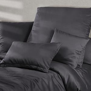 Постільна білизна Mako Satin Pure Label Темно-сірий 135 x 200 см з наволочкою 80 x 80 см, 100% бавовна ціна на synthetic.ua - Фото 1 Постільна білизна Mako Satin Pure Label Темно-сірий 135 x 200 см з наволочкою 80 x 80 см, 100% бавовна synthetic.ua - Фото 1