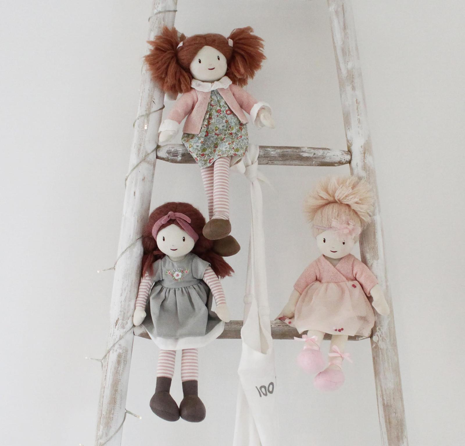 Кукла ThreadBear Design Amelie с мягким телом, блондинка, в розовом платье с пачкой, фото №3