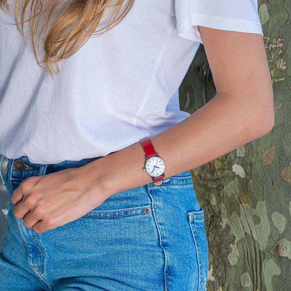 Женские аналоговые часы Mondaine MSE.26110.LCV, швейцарский кварцевый механизм, с веганским ремешком из кожи винограда, красный, ремешок., фото №7 Женские аналоговые часы Mondaine MSE.26110.LCV, швейцарский кварцевый механизм, с веганским ремешком из кожи винограда, красный, ремешок., фото №7