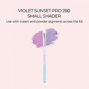 Кисть BLEND IT Small Shader PRO 280 для тіней з синтетичного і козячого волосся дерев'яна ручка латунна обойма Violet Sunset synthetic.ua - Фото 1