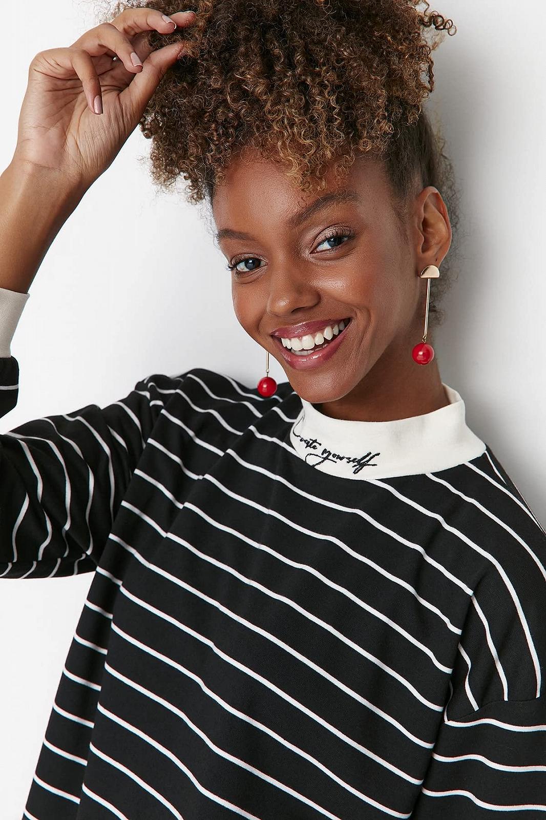 Свитшот TRENDYOL Женский с высоким воротом в полоску, обычный, фото №3 Свитшот TRENDYOL Женский с высоким воротом в полоску, обычный, фото №3