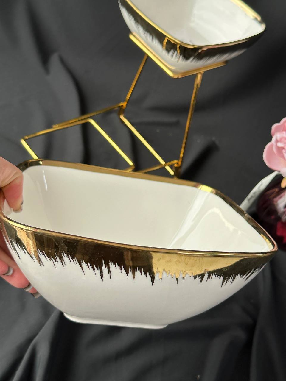 Двухъярусное блюдо на золотой подставке, фото №2