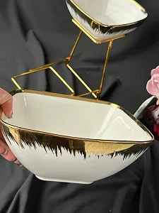 Двуярусне блюдо на золотій підставці. synthetic.ua - Фото 1