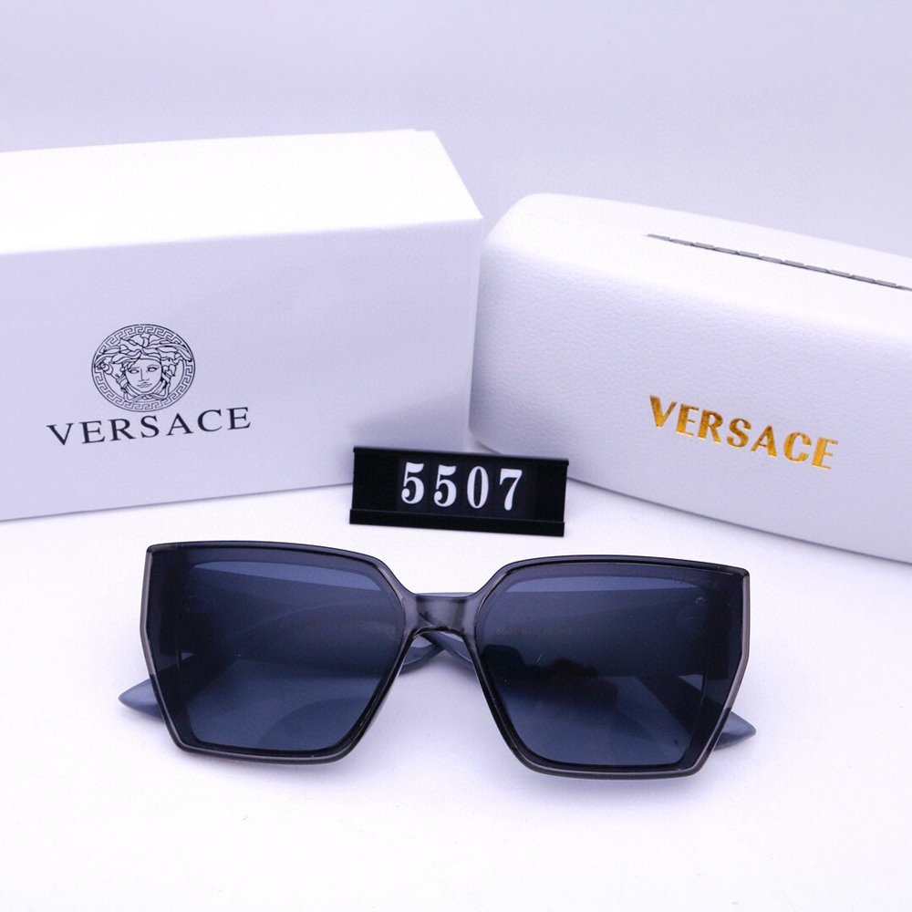 Жіночі сонцезахисні окуляри сірі Versace для відпочинку, фото №1 Жіночі сонцезахисні окуляри сірі Versace для відпочинку, фото №1