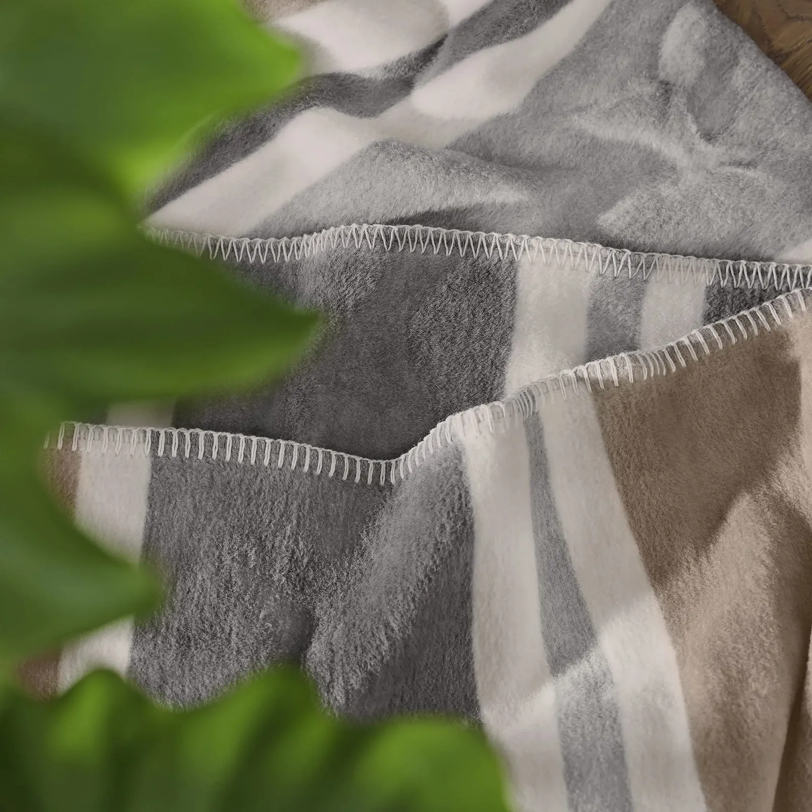 Одеяло Ibena Barnsley 150 x 200 см - Хлопковая смесь Мягкое, Теплое и пригодное для стирки Пледовое одеяло в полоску Серо-бежевое, фото №4 Одеяло Ibena Barnsley 150 x 200 см - Хлопковая смесь Мягкое, Теплое и пригодное для стирки Пледовое одеяло в полоску Серо-бежевое, фото №4