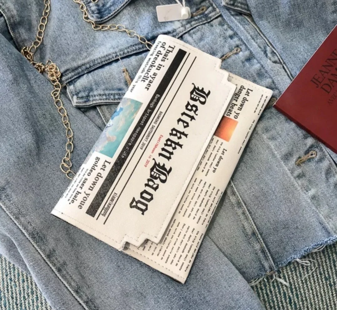 Модна біла жіноча міні-сумка з принтом під газету, фото №2