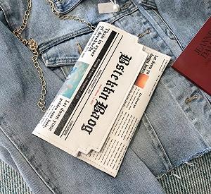 Модна біла жіноча міні-сумка з принтом під газету synthetic.ua - Фото 1