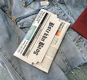 Модная белая женская мини-сумка с принтом под газету synthetic.ua - Фото 1