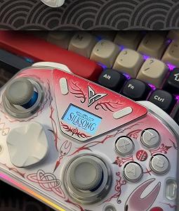 Геймпад FlyDigi APEX 5 White + док-станція + наклейки Hollow Knight synthetic.ua - Фото 1