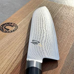 Набір ножів Kai Shun Classic DMS-230: Універсальний ніж DM-0701, 15 см + Santoku DM-0702, 18 см + Дерев'яна дошка 30 x 18 см synthetic.ua - Фото 1