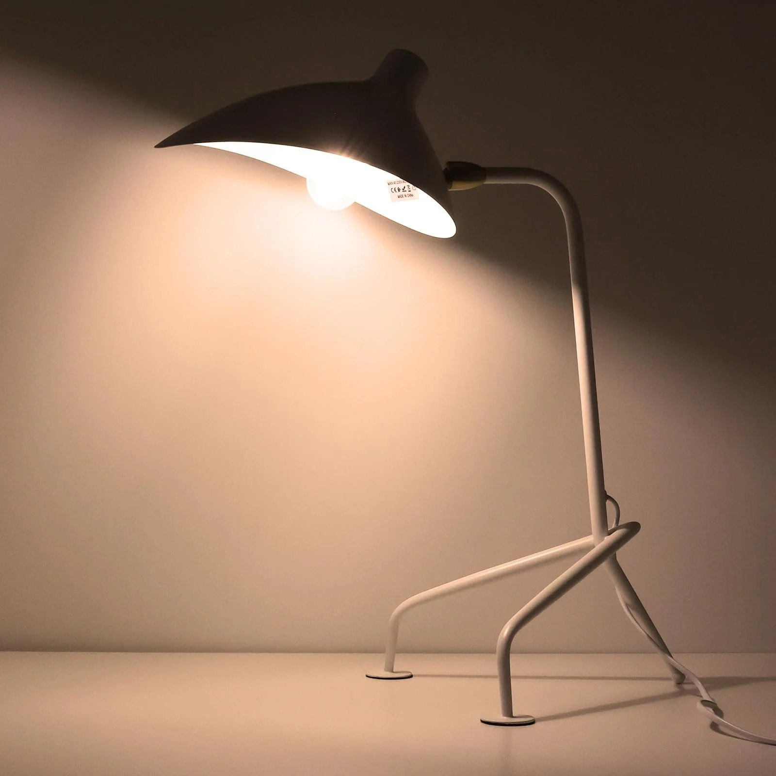 Настільна лампа Alpinaluz Nordica тринога з поворотним плафоном біла E27, фото №3