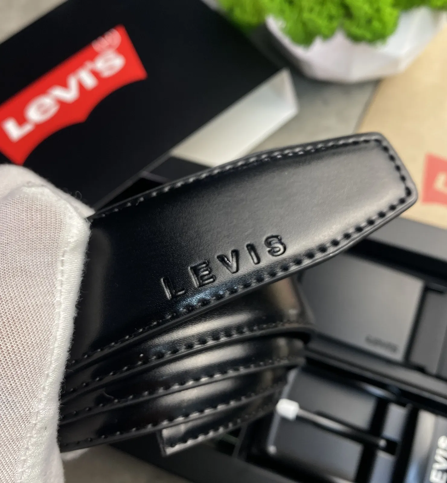 Ремень мужской кожаный брендовый с двумя пряжками в подарочной упаковке Levi's, фото №4 Ремень мужской кожаный брендовый с двумя пряжками в подарочной упаковке Levi's, фото №4