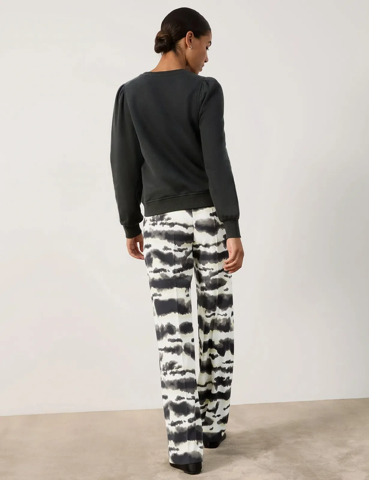 Жіноча Толстовка Taifun Однотонна з довгими рукавами-буфами, манжетами та прикрасою зі стразами, фото №8 Жіноча Толстовка Taifun Однотонна з довгими рукавами-буфами, манжетами та прикрасою зі стразами, фото №8