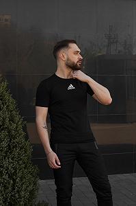 Футболка Adidas чорна лого центр synthetic.ua - Фото 1