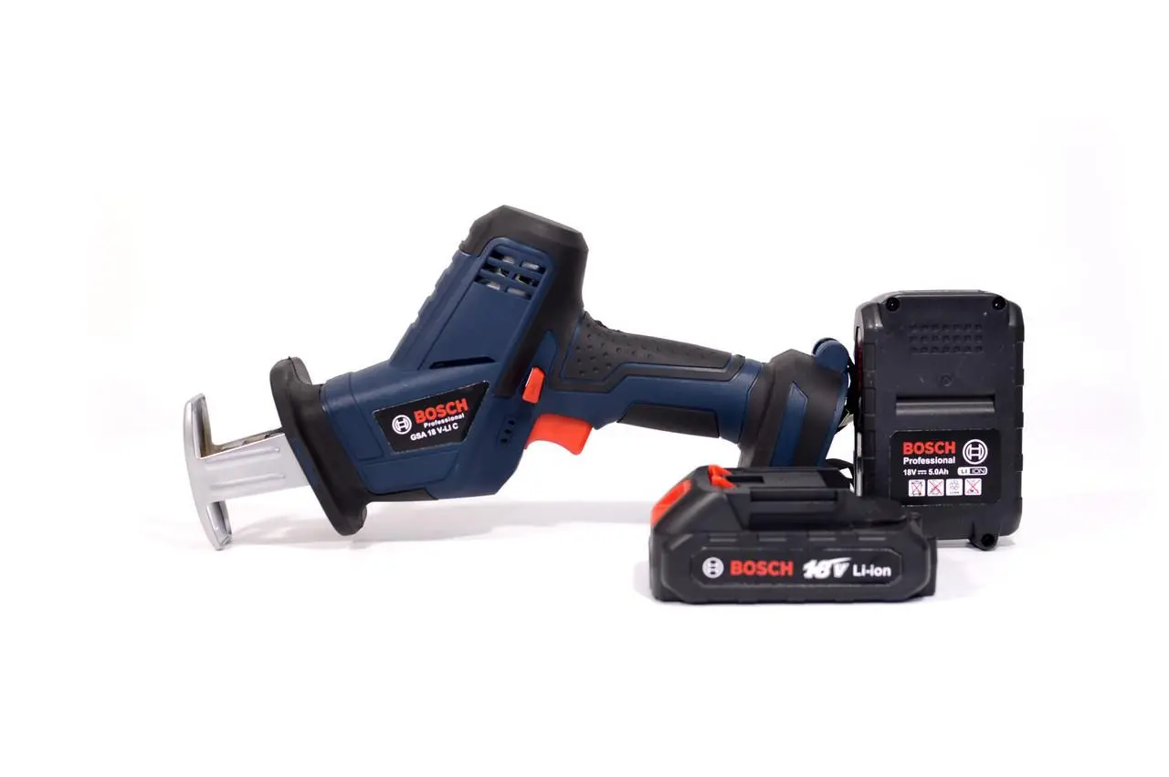 Аккумуляторная сабельная пила Bosch GSA 18 V-LI Электроножовка Бош для сада на аккумуляторе, фото №2 Аккумуляторная сабельная пила Bosch GSA 18 V-LI Электроножовка Бош для сада на аккумуляторе, фото №2