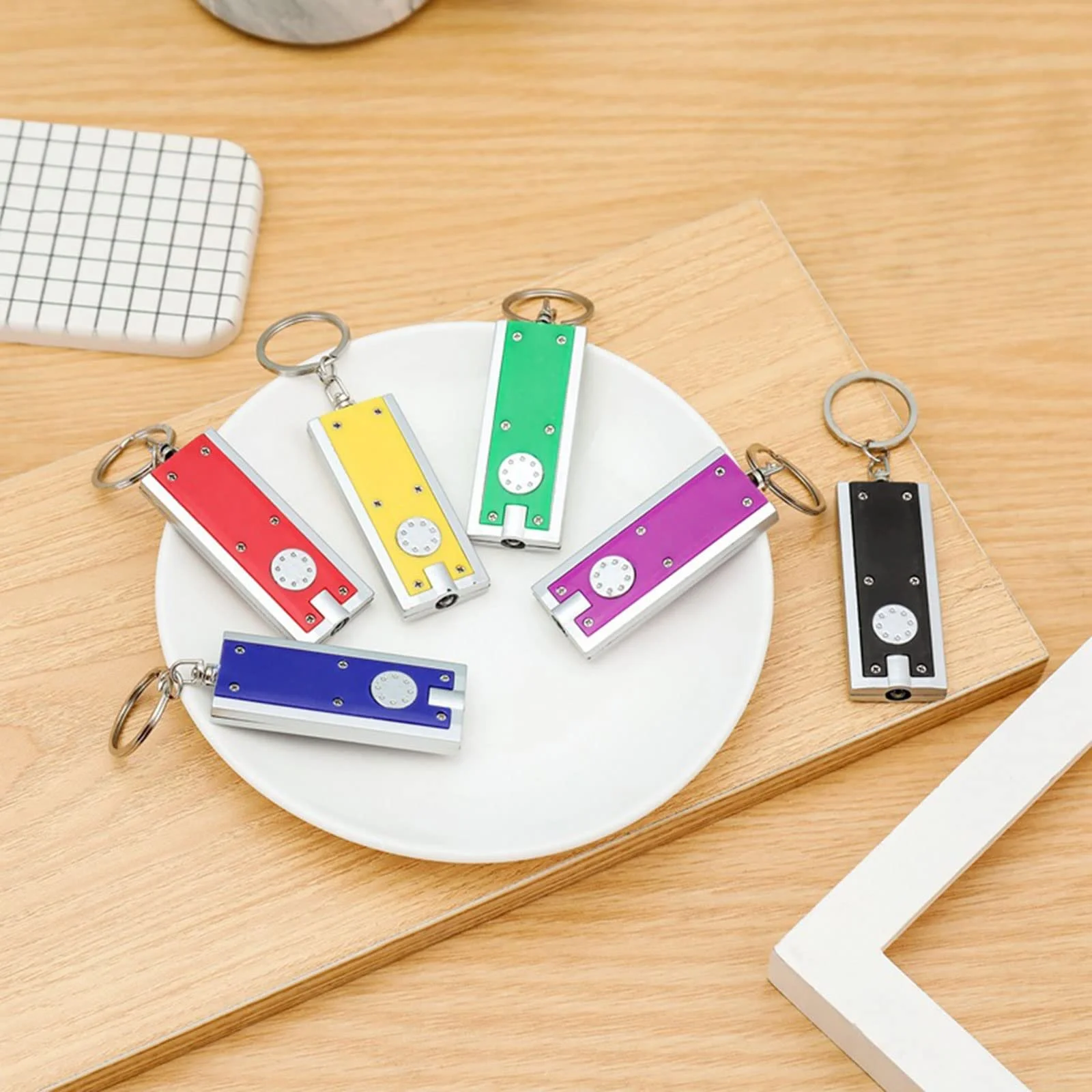 Брелок-фонарик LED 4 шт. Разные цвета Маленький яркий фонарик Маленький легкий плоский, фото №6 Брелок-фонарик LED 4 шт. Разные цвета Маленький яркий фонарик Маленький легкий плоский, фото №6