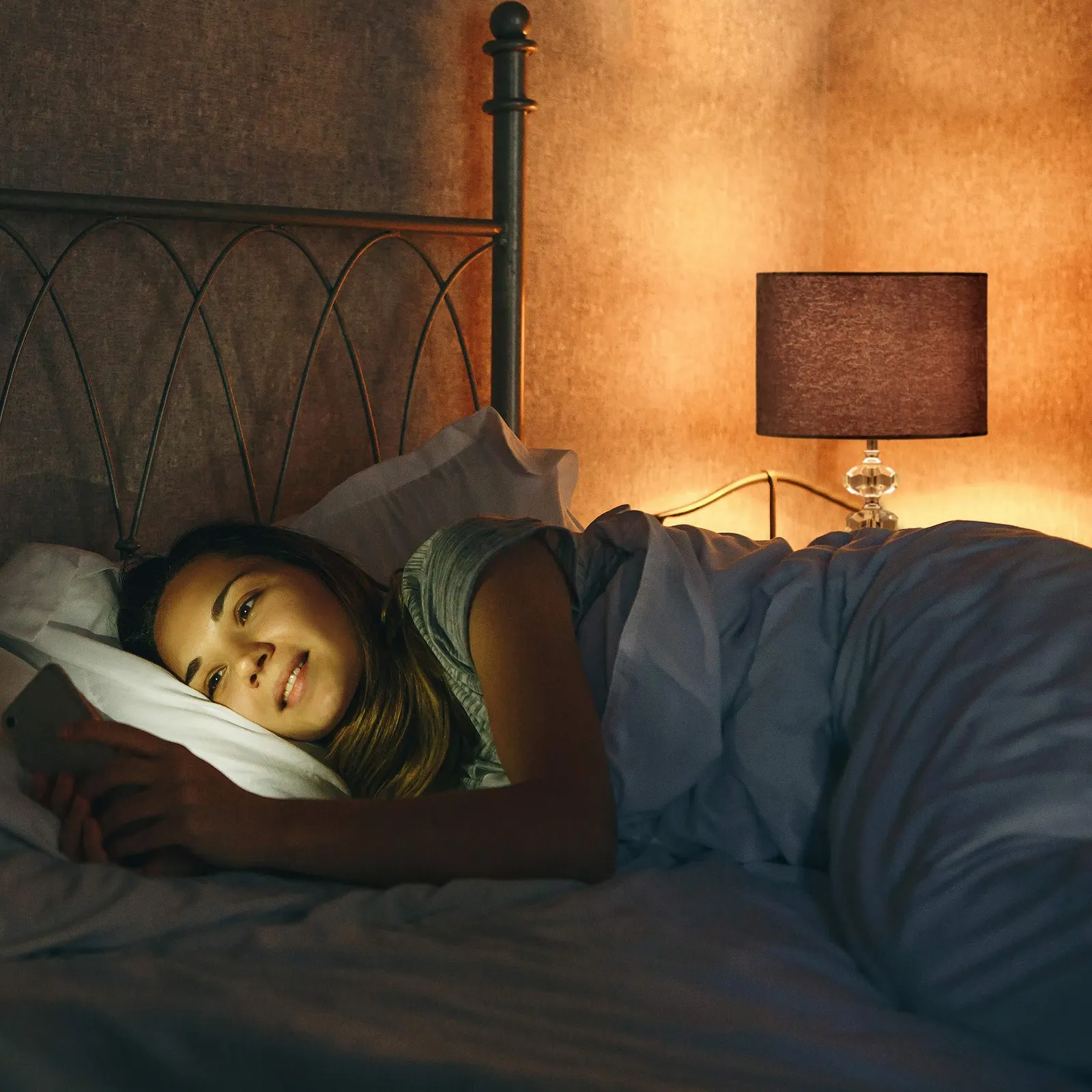 Настільна лампа Relaxdays Оксамитовий абажур Кришталева основа E14 48 x 26 см Сіра, фото №5