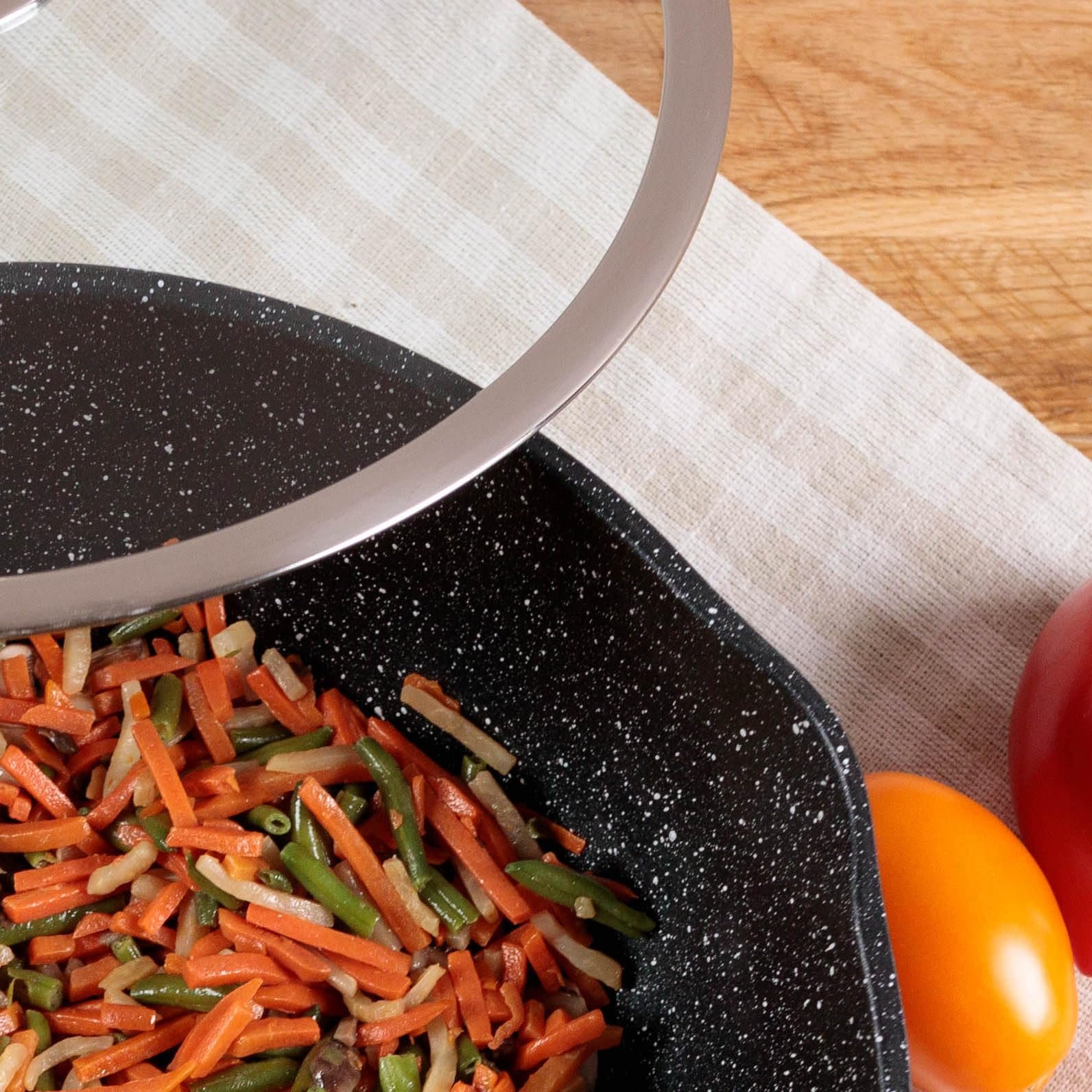 Сковорідка-Wok Kamberg 30 см, знімна ручка, литий алюміній, покриття з ефектом каменю, скляна кришка, чорний, фото №6 Сковорідка-Wok Kamberg 30 см, знімна ручка, литий алюміній, покриття з ефектом каменю, скляна кришка, чорний, фото №6