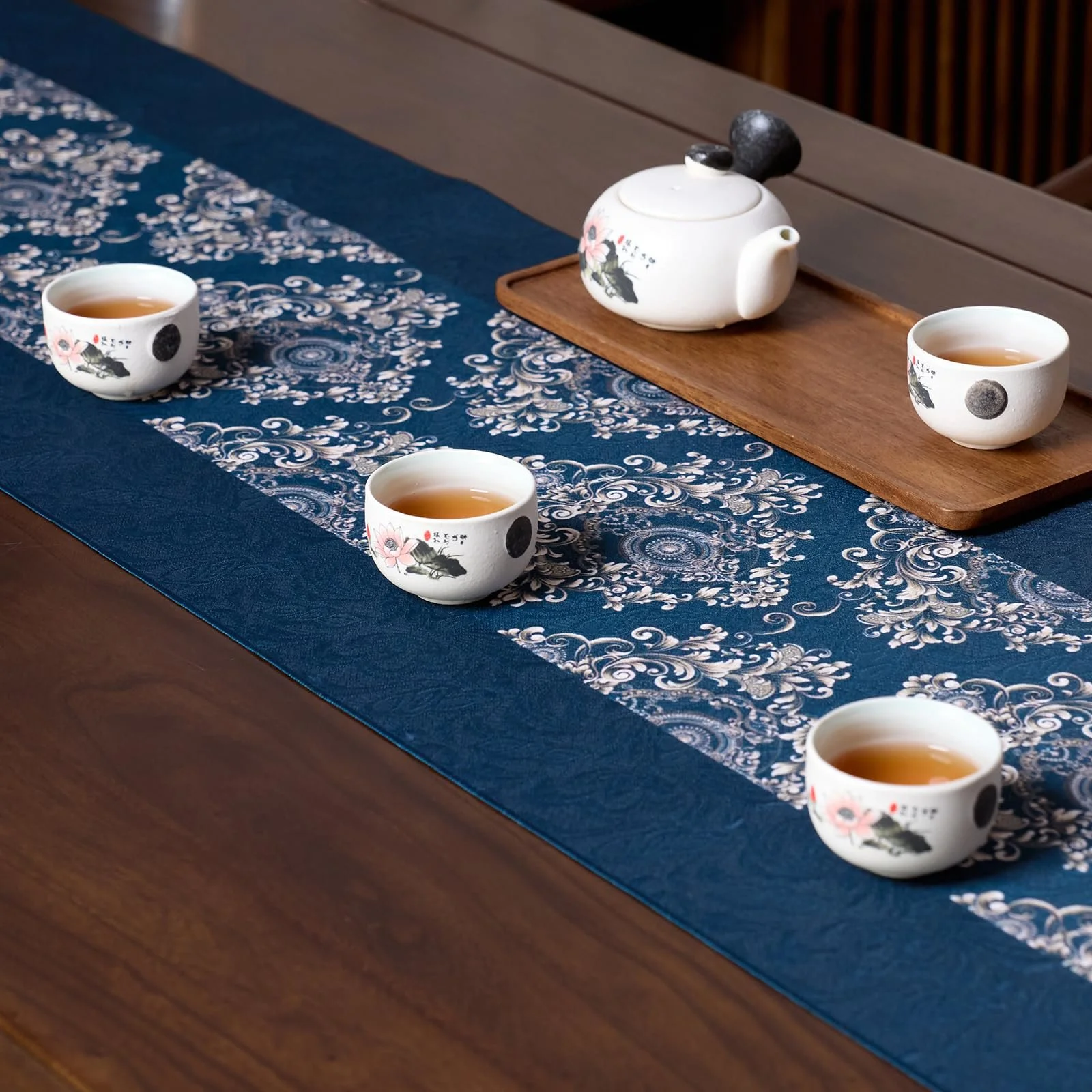 Ранер для столу Damask Navy White 13 x 85 см темно-синій з білим, фото №3 Ранер для столу Damask Navy White 13 x 85 см темно-синій з білим, фото №3