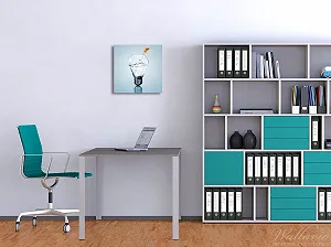 Скляна картина Wallario Goldfish Jumping Out of Aquarium 55 x 55 см Ефект паріння Яскраві кольори synthetic.ua - Фото 1