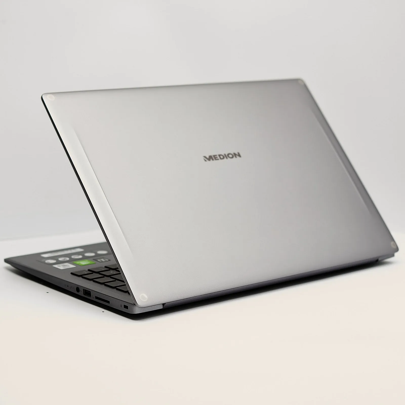 Ноутбук 15.6'' Medion (Lenovo Group) Akoya P15647 | IPS (1920x1080) FullHD | Intel Core i5-10210U | RAM 8 ГБ | SSD 256 ГБ |  Nvidia GeForce | Intel UHD Graphics | Підсвітка клавіатури |  Металевий корпус | Win11 (5024), фото №6