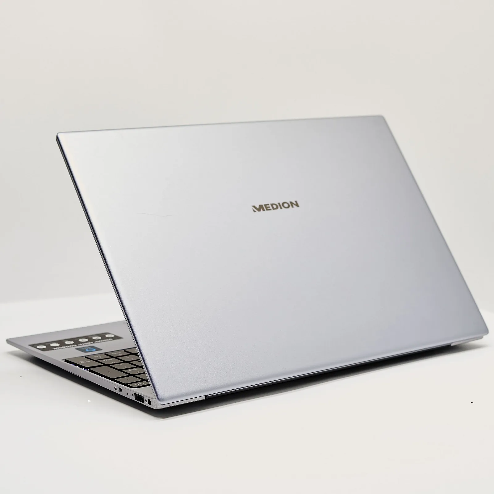 Ноутбук 15.6" Medion (Lenovo Group) Akoya E15408 | Intel Core i5-1135G7 | IPS (1920x1080) FullHD | RAM 8 ГБ | SSD 256 ГБ | Intel Iris Xe Graphics | Метал | Підсвітка клавітаруи | Зарядка через Type-C | Win10 (377), фото №3 Ноутбук 15.6" Medion (Lenovo Group) Akoya E15408 | Intel Core i5-1135G7 | IPS (1920x1080) FullHD | RAM 8 ГБ | SSD 256 ГБ | Intel Iris Xe Graphics | Метал | Підсвітка клавітаруи | Зарядка через Type-C | Win10 (377), фото №3